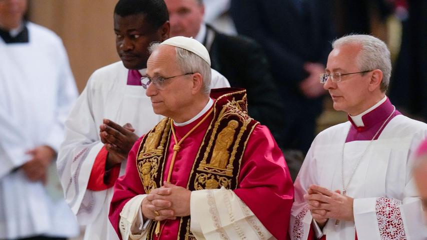 Der Papst bietet den Vatikan als Verhandlungsort an. Der Papst bietet den Vatikan als Verhandlungsort an.