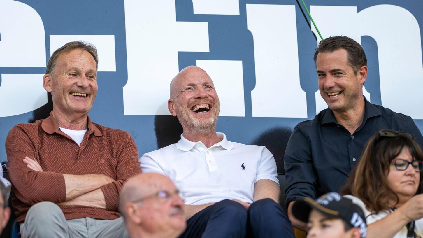 Mathias Sammer (M) dürfte Borussia Dortmund in einer etwas anderen Rolle erhalten bleiben. Mathias Sammer (M) dürfte Borussia Dortmund in einer etwas anderen Rolle erhalten bleiben.