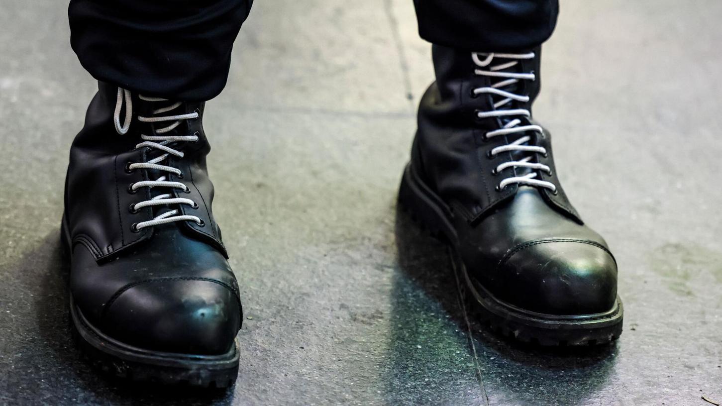 Junge, gewaltbereite Rechtsextremisten machen den Sicherheitsbehörden aktuell besonders große Sorgen. (Symbolbild) Junge, gewaltbereite Rechtsextremisten machen den Sicherheitsbehörden aktuell besonders große Sorgen. (Symbolbild)