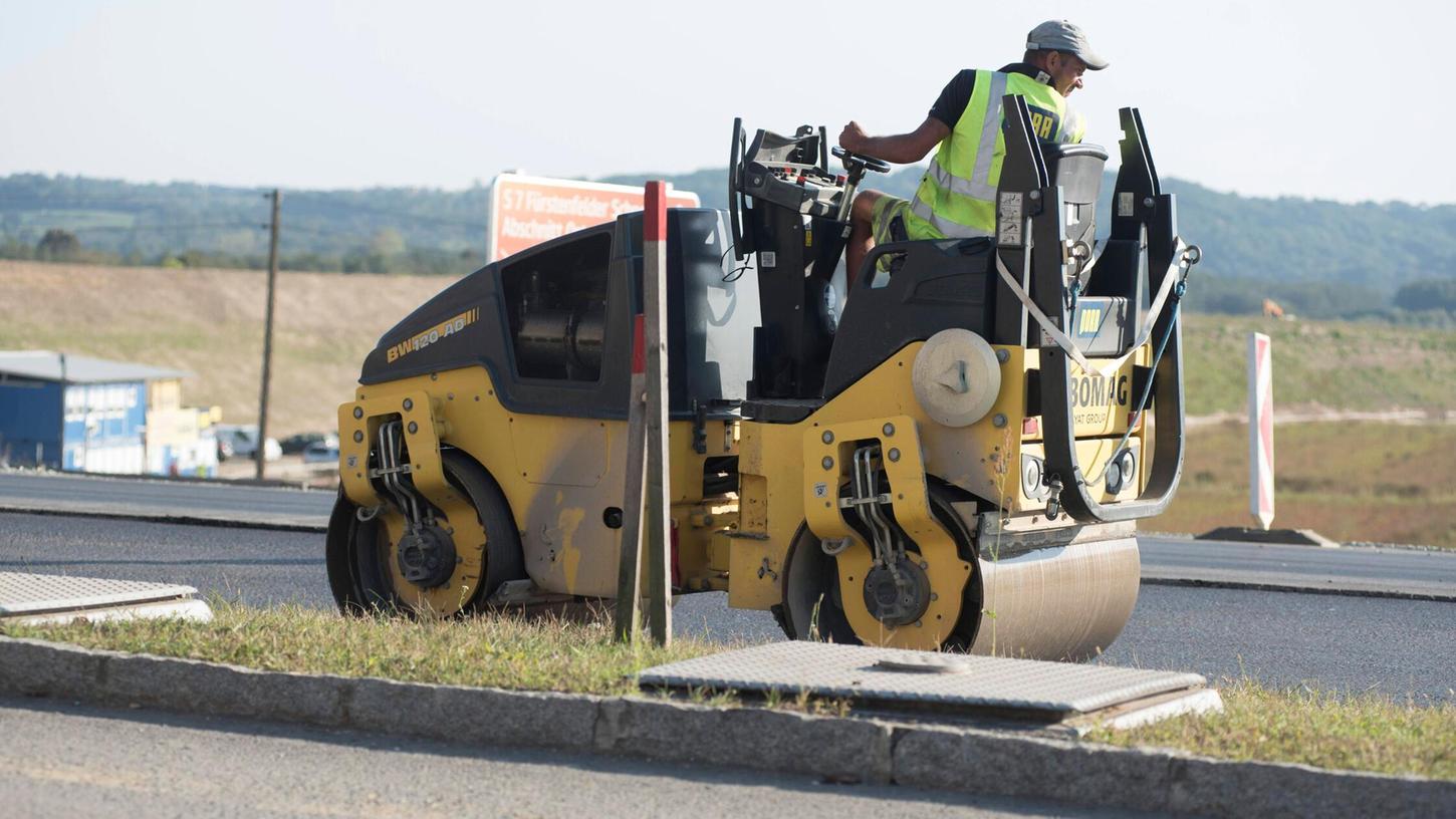 Während der Straßenarbeiten in Wassertrüdingen kam es zu einem Unfall mit einem Autofahrer. Während der Straßenarbeiten in Wassertrüdingen kam es zu einem Unfall mit einem Autofahrer.