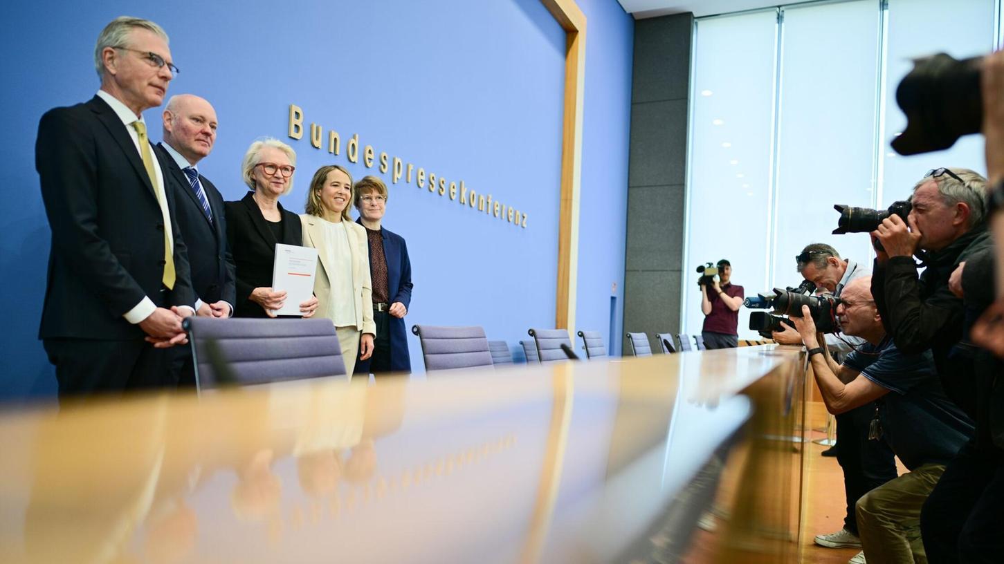 Die Wirtschaftsweisen Martin Werding (v.l.), Achim Truger, Monika Schnitzer (Vorsitzende), Ulrike Malmendier und Veronika Grimm haben keine guten Nachrichten für die Regierung. Die Wirtschaftsweisen Martin Werding (v.l.), Achim Truger, Monika Schnitzer (Vorsitzende), Ulrike Malmendier und Veronika Grimm haben keine guten Nachrichten für die Regierung.