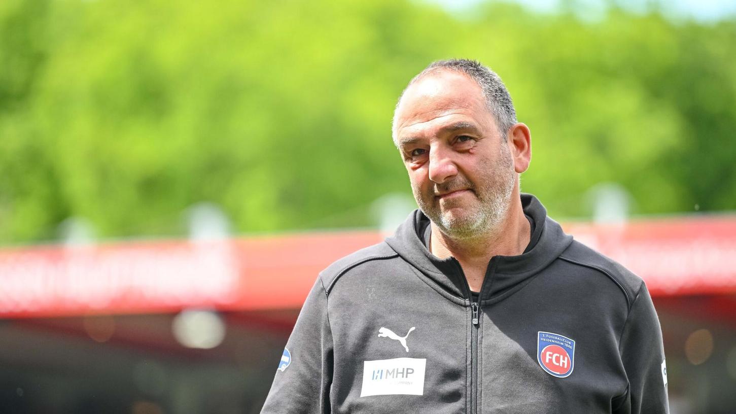 Für Heidenheims Trainer Frank Schmidt geht es in der Relegation gegen Elversberg um viel. Für Heidenheims Trainer Frank Schmidt geht es in der Relegation gegen Elversberg um viel.