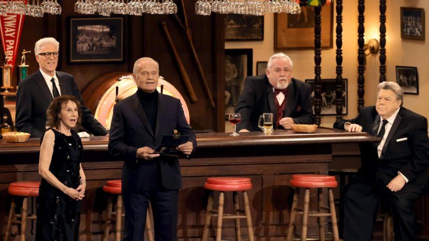 Bei der Emmy-Verleihung 2024 standen die Stars von "Cheers" noch einmal gemeinsam auf der Bühne: (von links) Ted Danson, Rhea Perlman, Kelsey Grammer, John Ratzenberger und George Wendt. Bei der Emmy-Verleihung 2024 standen die Stars von "Cheers" noch einmal gemeinsam auf der Bühne: (von links) Ted Danson, Rhea Perlman, Kelsey Grammer, John Ratzenberger und George Wendt.