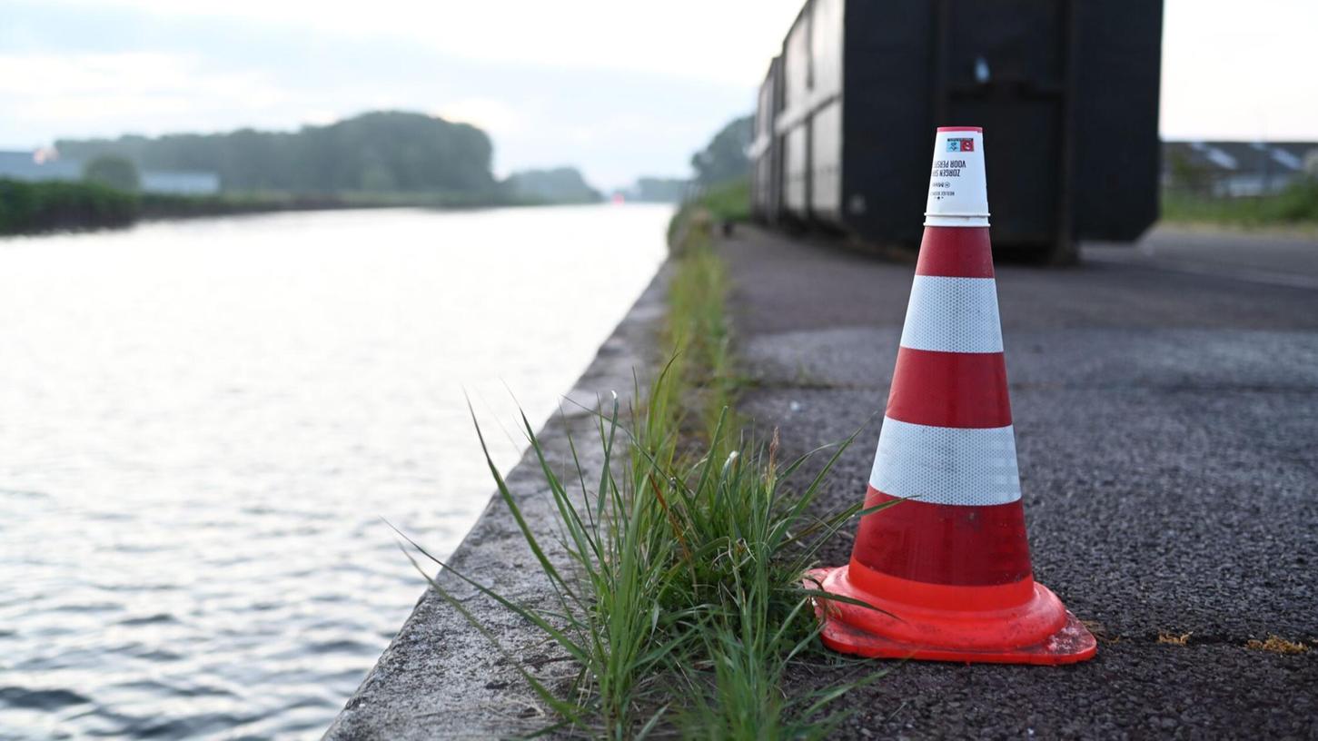 Ein Wasserfleck auf dem Pier markiert den Ort, an dem das Auto nach der Bergung aus dem Kanal abgestellt wurde. Ein Wasserfleck auf dem Pier markiert den Ort, an dem das Auto nach der Bergung aus dem Kanal abgestellt wurde.