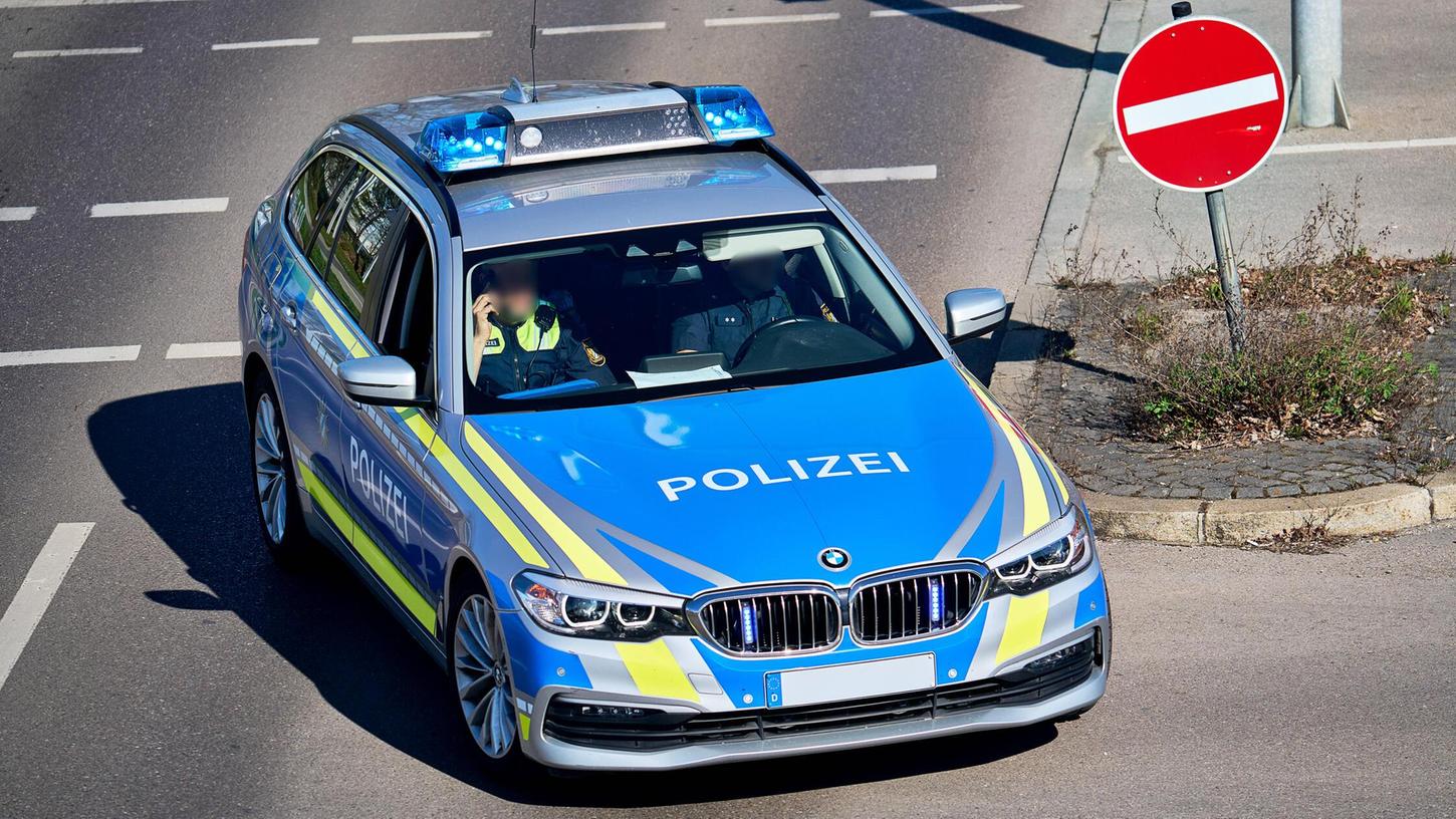 Die Polizei verfolgte einen Autofahrer, der mit hoher Geschwindigkeit mehrere Ampeln überfahren haben soll. (Symbolbild) Die Polizei verfolgte einen Autofahrer, der mit hoher Geschwindigkeit mehrere Ampeln überfahren haben soll. (Symbolbild)