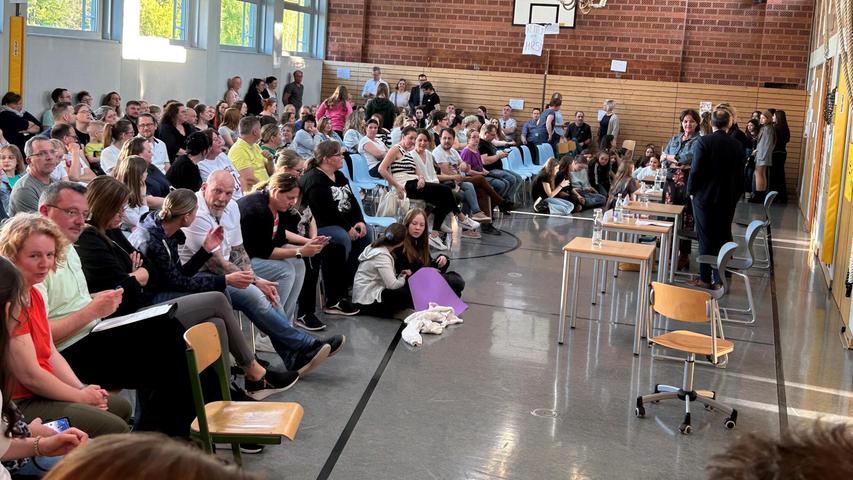 Eltern der Abenberger Mädchenrealschule in Wut: „Ihr lasst die Schule gerade ausbluten“ Eltern der Abenberger Mädchenrealschule in Wut: „Ihr lasst die Schule gerade ausbluten“