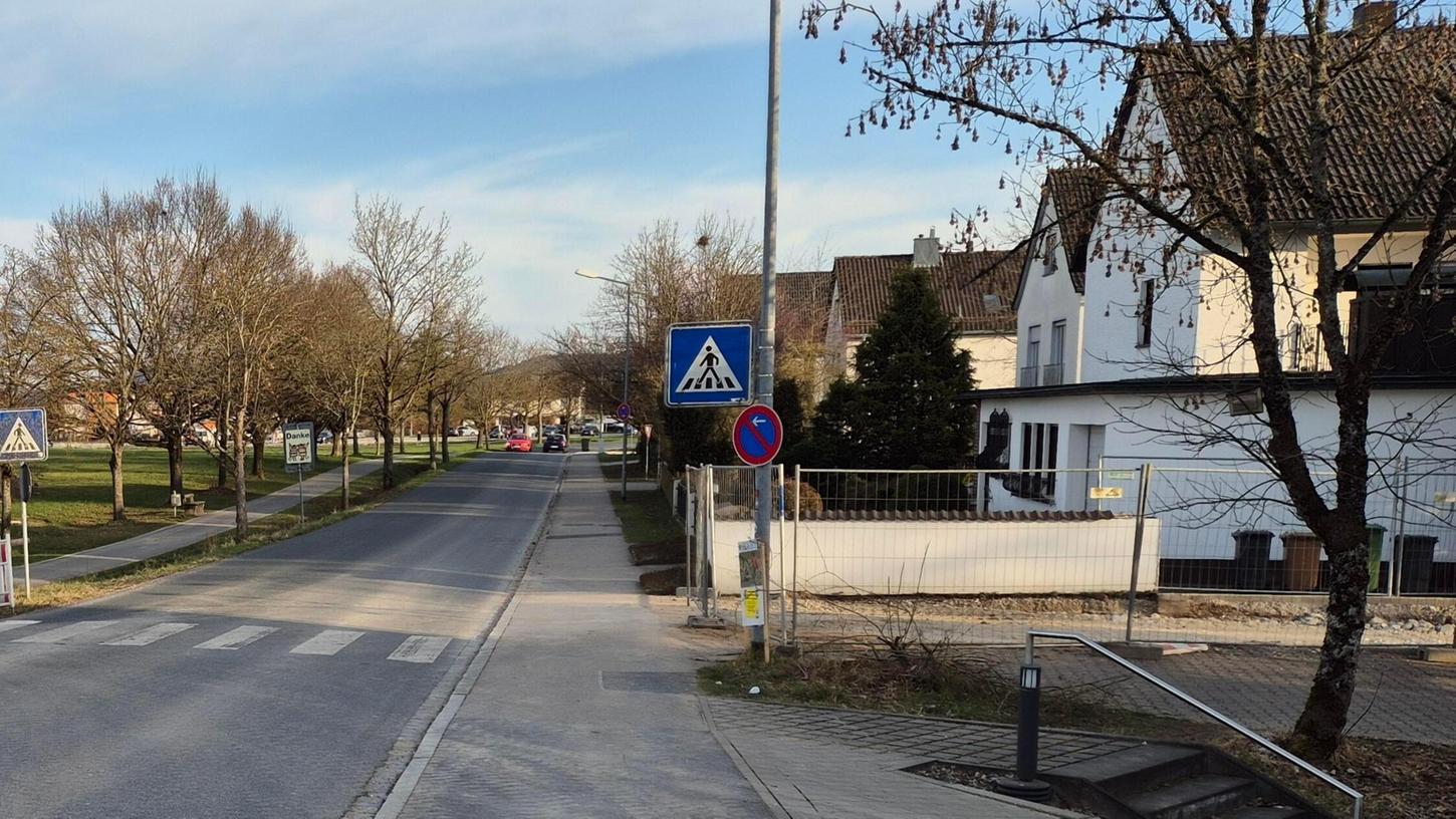Ein Stück weiter oben in der Kunigundenstraße (hier im Bild der Bereich neben der Heldenwiese) hat die 38-Jährige mehrere am Straßenrand geparkte Autos angefahren. Ein Stück weiter oben in der Kunigundenstraße (hier im Bild der Bereich neben der Heldenwiese) hat die 38-Jährige mehrere am Straßenrand geparkte Autos angefahren.