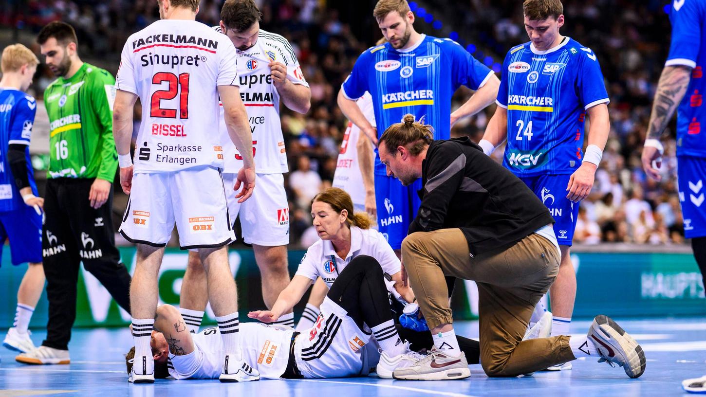 Schlimme Befürchtungen: In der Porsche-Arena schon sorgten sich Erlanger und Stuttgarter, neben HCE-Physiotherapeutin Ulrike Rienecker in Person von Markus Neumann auch ein Mannschaftsarzt der Gastgeber, um Hampus Olsson. Schlimme Befürchtungen: In der Porsche-Arena schon sorgten sich Erlanger und Stuttgarter, neben HCE-Physiotherapeutin Ulrike Rienecker in Person von Markus Neumann auch ein Mannschaftsarzt der Gastgeber, um Hampus Olsson.