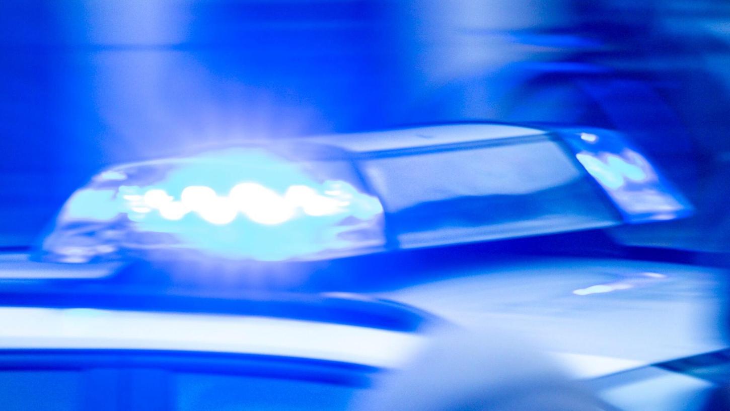 Obwohl in Höchstadt ein Autofahrer einen Mann angefahren und verletzt hatte, fuhr er einfach weiter, ohne sich um den Mann zu kümmern. Nun fahndet die Polizei nach dem Unbekannten. Obwohl in Höchstadt ein Autofahrer einen Mann angefahren und verletzt hatte, fuhr er einfach weiter, ohne sich um den Mann zu kümmern. Nun fahndet die Polizei nach dem Unbekannten.