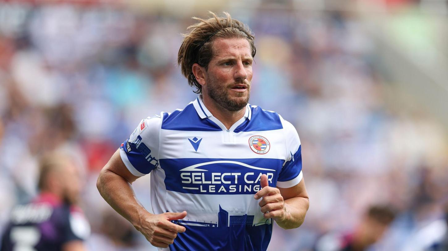 Sam Hutchinson erlitt einen Herzinfarkt - während des Spiels. Sam Hutchinson erlitt einen Herzinfarkt - während des Spiels.