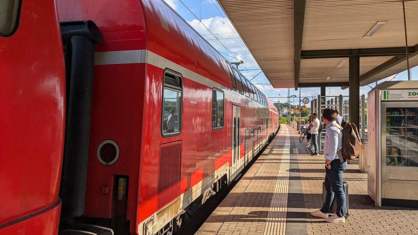 Wegen Baustellen gibt es über Wochen hinweg Fahrplanänderungen und Ersatzverkehr an der Strecke zwischen Nürnberg und Treuchtlingen. Wegen Baustellen gibt es über Wochen hinweg Fahrplanänderungen und Ersatzverkehr an der Strecke zwischen Nürnberg und Treuchtlingen.