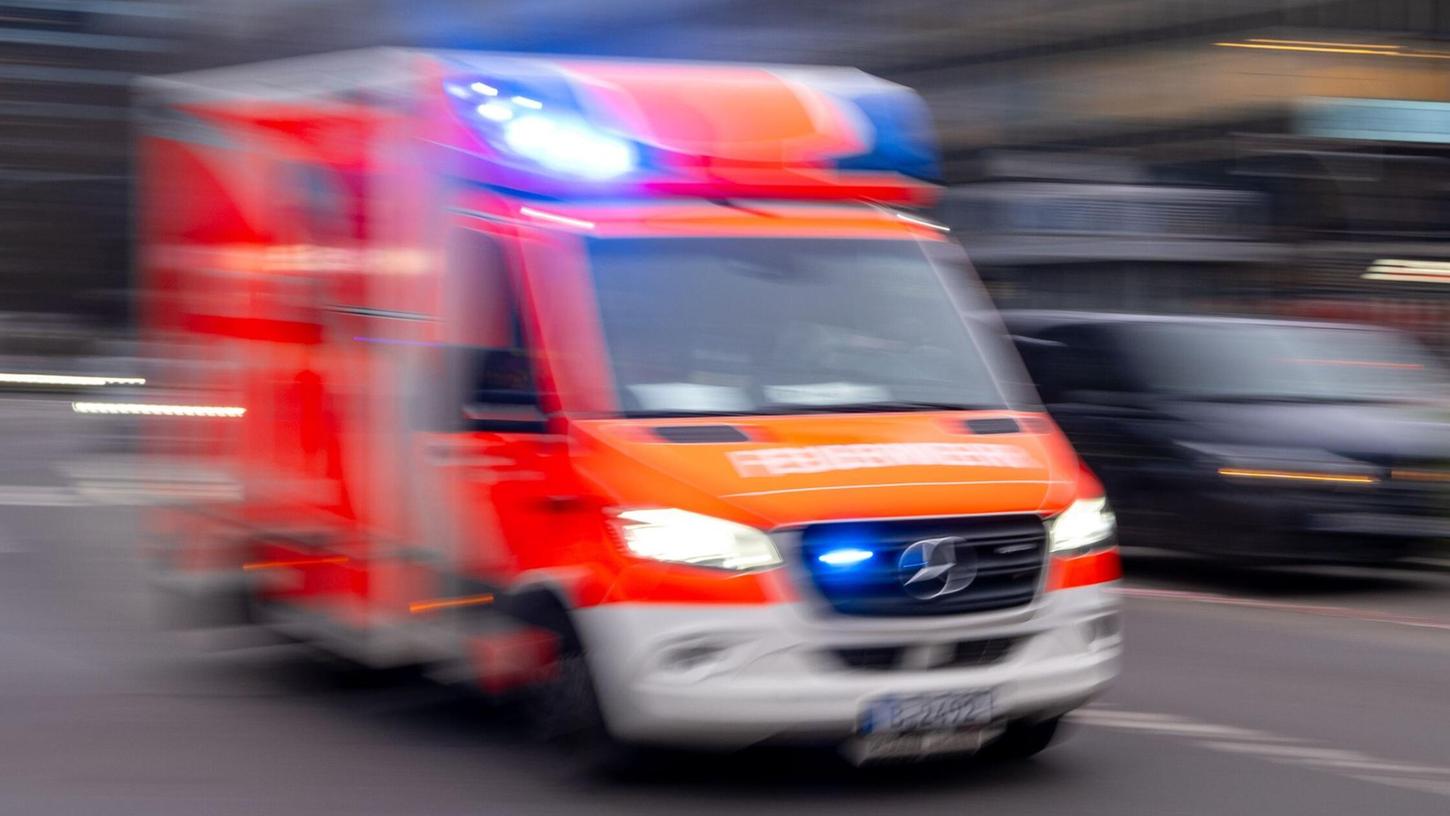 Die beiden Männer wurden mit Stichverletzungen in ein Krankenhaus gebracht. (Symbolbild) Die beiden Männer wurden mit Stichverletzungen in ein Krankenhaus gebracht. (Symbolbild)