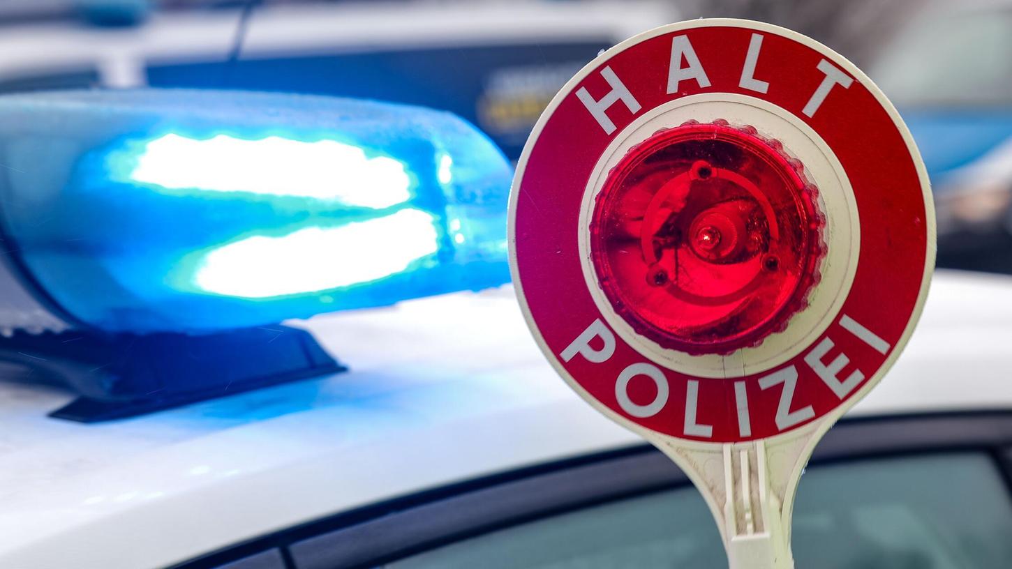 Auf der B 8 bei Fürth-Burgfarrnbach kontrollierte die Polizei. Auf der B 8 bei Fürth-Burgfarrnbach kontrollierte die Polizei.