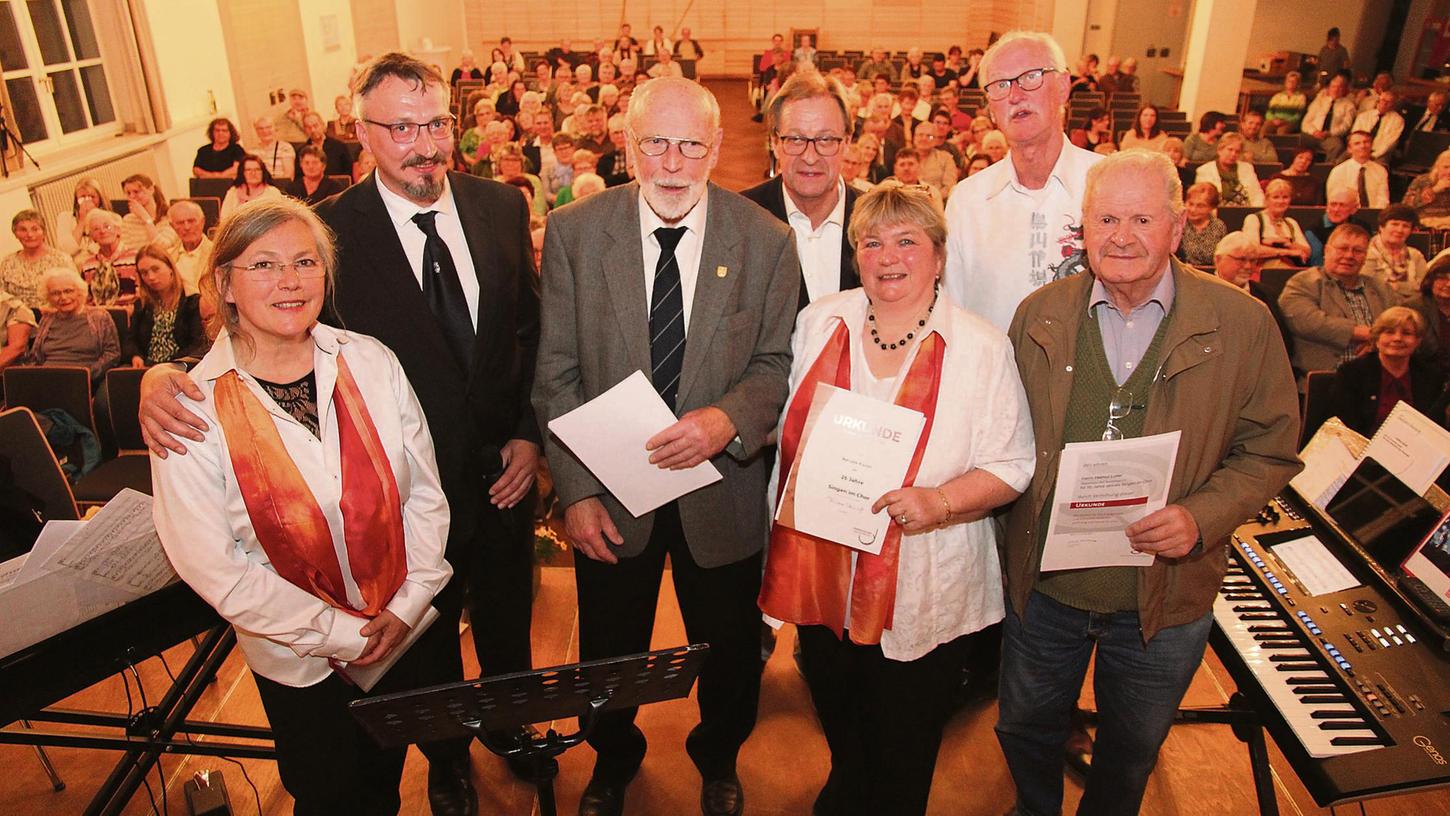 Kassenwartin Elfriede Huber und Vereinsvorsitzender Gregor Jahn beglückwünschten die Jubilare Albert Lechner (von links), Helmut Lotter und Renate Kaiser (vorne von rechts) genauso wie Chorleiter Thomas Erdinger und Sängerkreischef Detlev Paul (hinten von rechts). Kassenwartin Elfriede Huber und Vereinsvorsitzender Gregor Jahn beglückwünschten die Jubilare Albert Lechner (von links), Helmut Lotter und Renate Kaiser (vorne von rechts) genauso wie Chorleiter Thomas Erdinger und Sängerkreischef Detlev Paul (hinten von rechts).