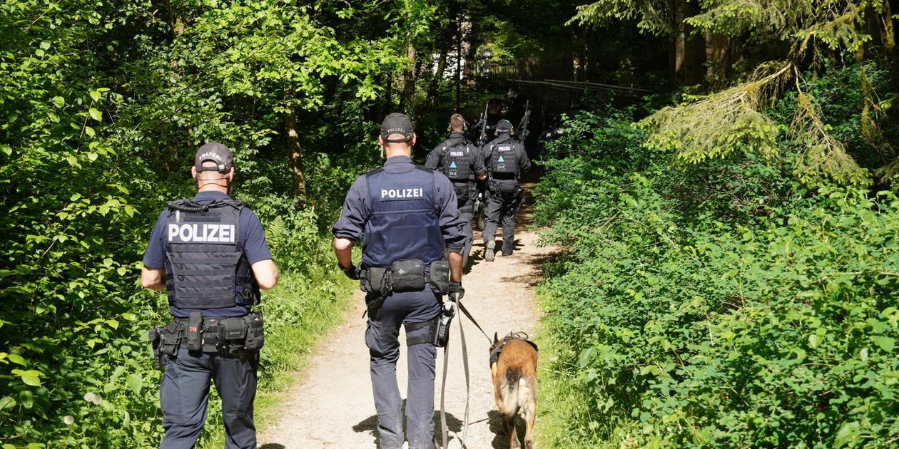 Nach Überfall auf Obi in Ochenbruck: Täter weiterhin ...