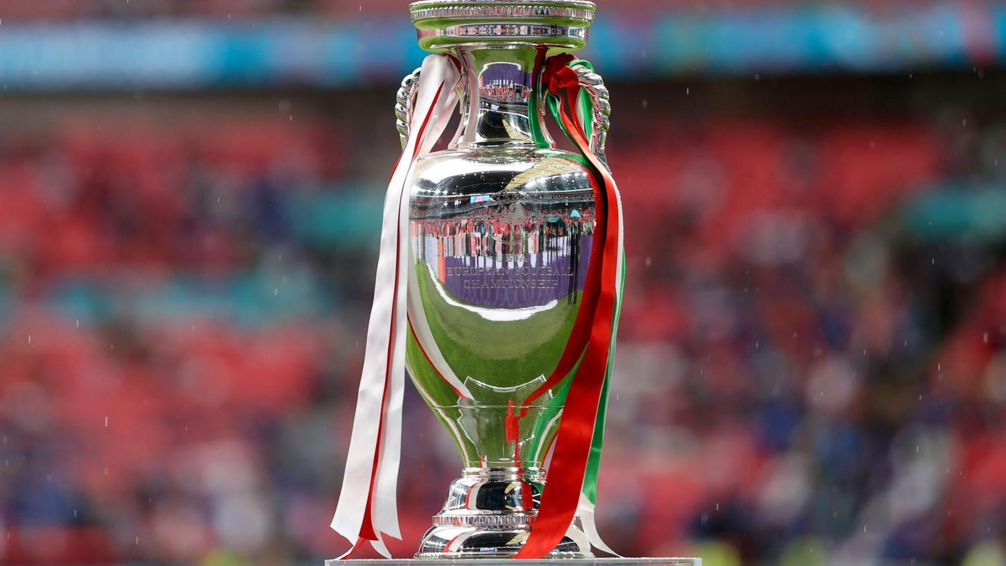 Objekt der Begierde: Der Henri-Delaunay-Pokal. Objekt der Begierde: Der Henri-Delaunay-Pokal.