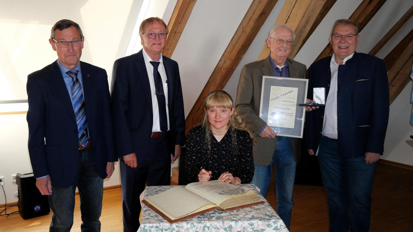 Clara Graf beim Eintrag in das Goldene Buch. Über die Schulter schauen ihr (v.l.) Jakob Wittmann, Josef Bauer, Ernst Olav und Hans-Jürgen Hopf. Clara Graf beim Eintrag in das Goldene Buch. Über die Schulter schauen ihr (v.l.) Jakob Wittmann, Josef Bauer, Ernst Olav und Hans-Jürgen Hopf.