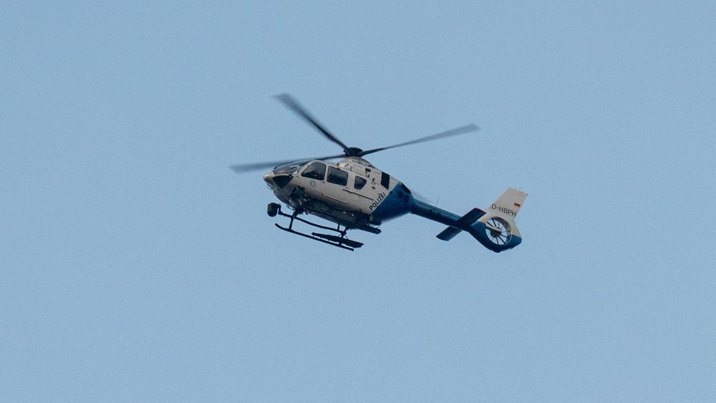 Bei der Jagd auf einen mutmaßlichen Dieb kam ein Polizei-Hubschrauber zum Einsatz (Symbolbild). Bei der Jagd auf einen mutmaßlichen Dieb kam ein Polizei-Hubschrauber zum Einsatz (Symbolbild).