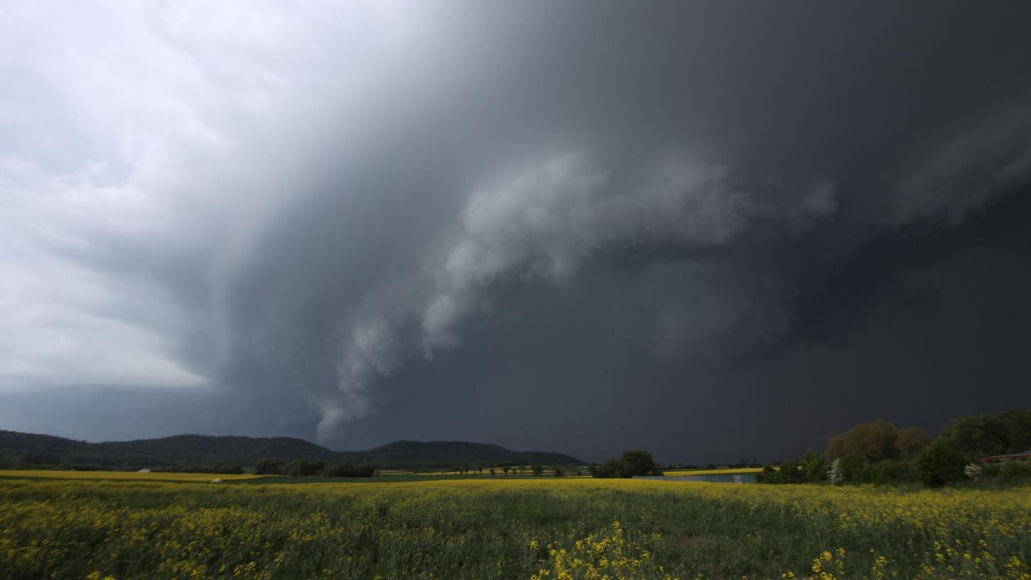 Dunkle Gewitterwolken haben sich hinter einem Rapsfeld gebildet. Die nächsten Stunden könnten in manchen Ecken der Region ein wenig ungemütlich werden. Dunkle Gewitterwolken haben sich hinter einem Rapsfeld gebildet. Die nächsten Stunden könnten in manchen Ecken der Region ein wenig ungemütlich werden.