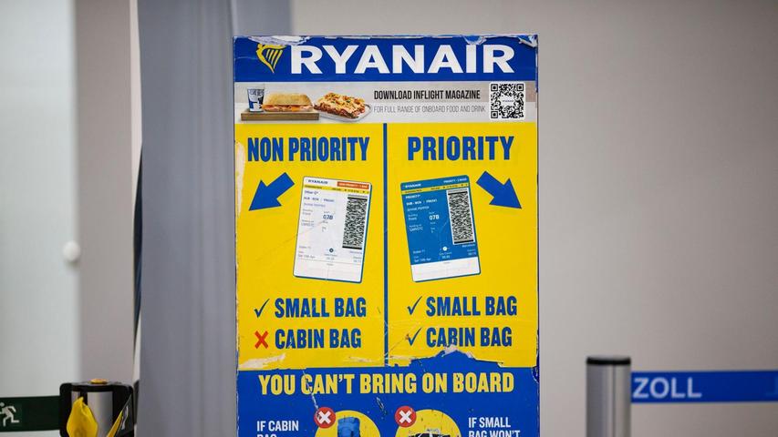 Die Beschwerde richtet sich auch gegen die Handgepäckregeln von Ryanair - die irische Fluggesellschaft sieht sich jedoch im Recht. (Archivbild) Die Beschwerde richtet sich auch gegen die Handgepäckregeln von Ryanair - die irische Fluggesellschaft sieht sich jedoch im Recht. (Archivbild)