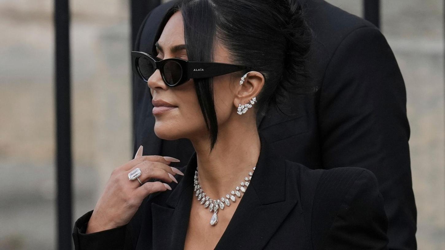 Die Staatsanwaltschaft hat für die Angeklagten im Prozess um den Raubüberfall auf Kim Kardashian zumeist hohe Haftstrafen verlangt. (Archivbild) Die Staatsanwaltschaft hat für die Angeklagten im Prozess um den Raubüberfall auf Kim Kardashian zumeist hohe Haftstrafen verlangt. (Archivbild)