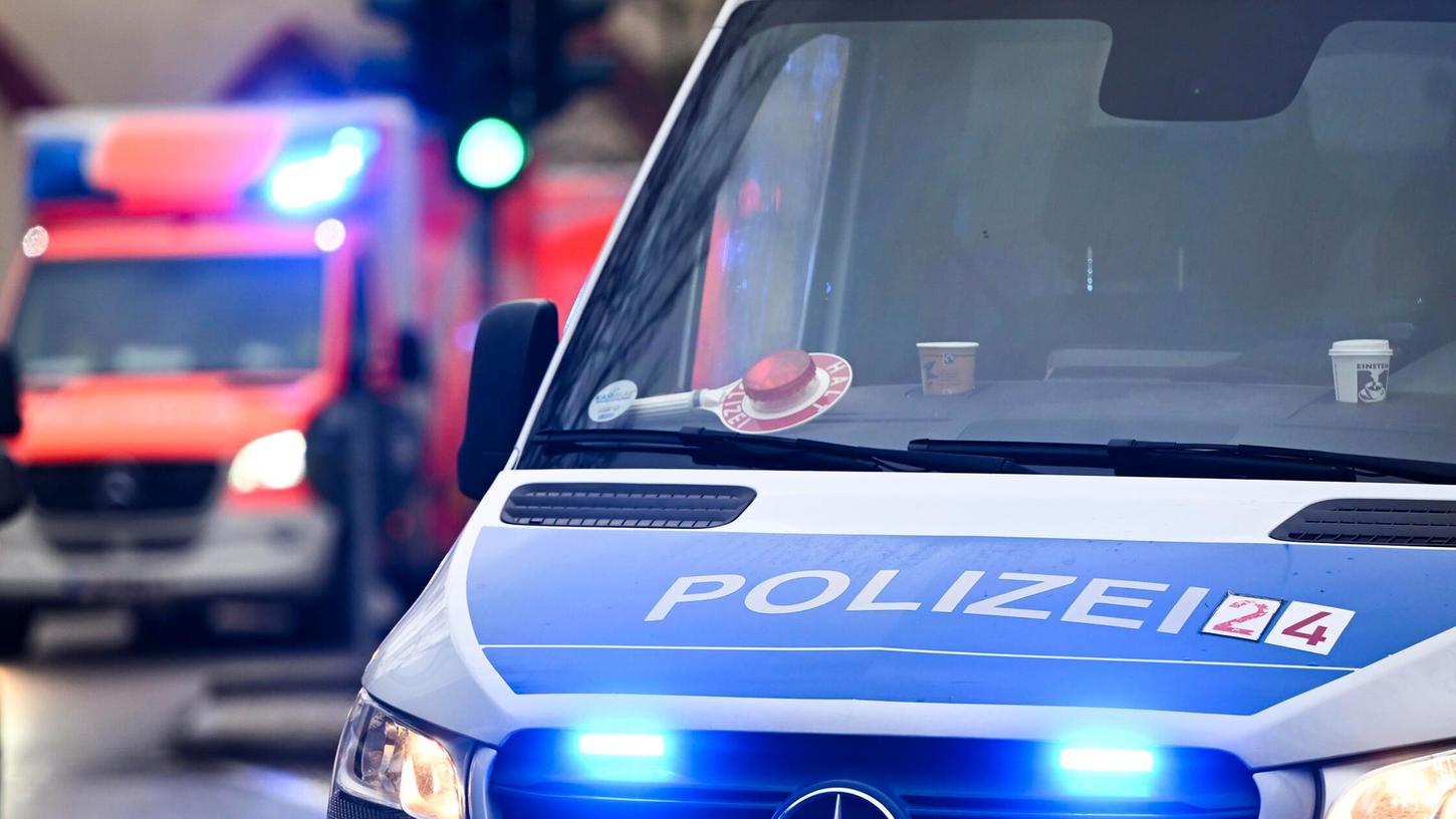 Ein Polizeiauto und ein Rettungswagen mit Blaulicht (Symbolbild). Ein Polizeiauto und ein Rettungswagen mit Blaulicht (Symbolbild).