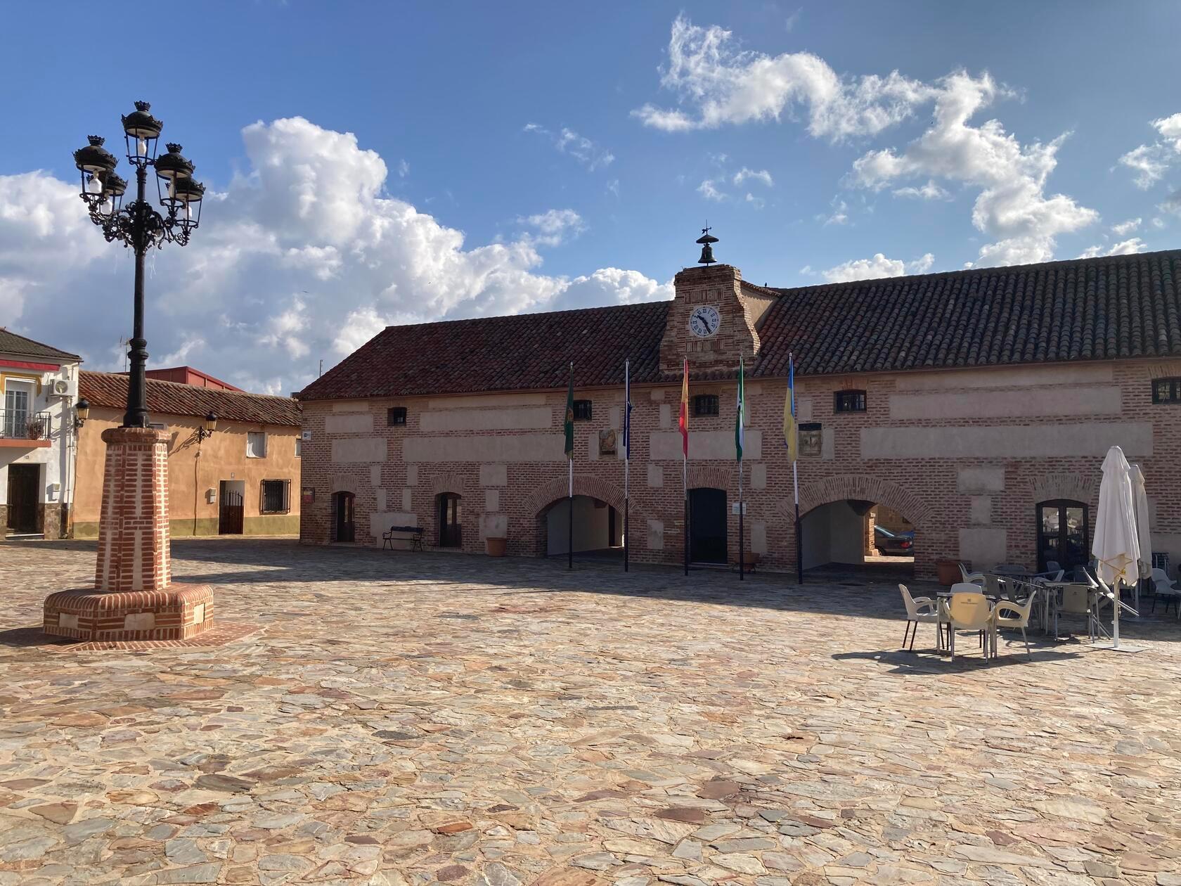 Gegenüber der Kirche von Aldeaquemada befindet sich der ehemalige Getreidespeicher. Dort mussten die Bauern einen Teil ihrer Ernte abgeben, um das Gemeinwesen zu finanzieren.