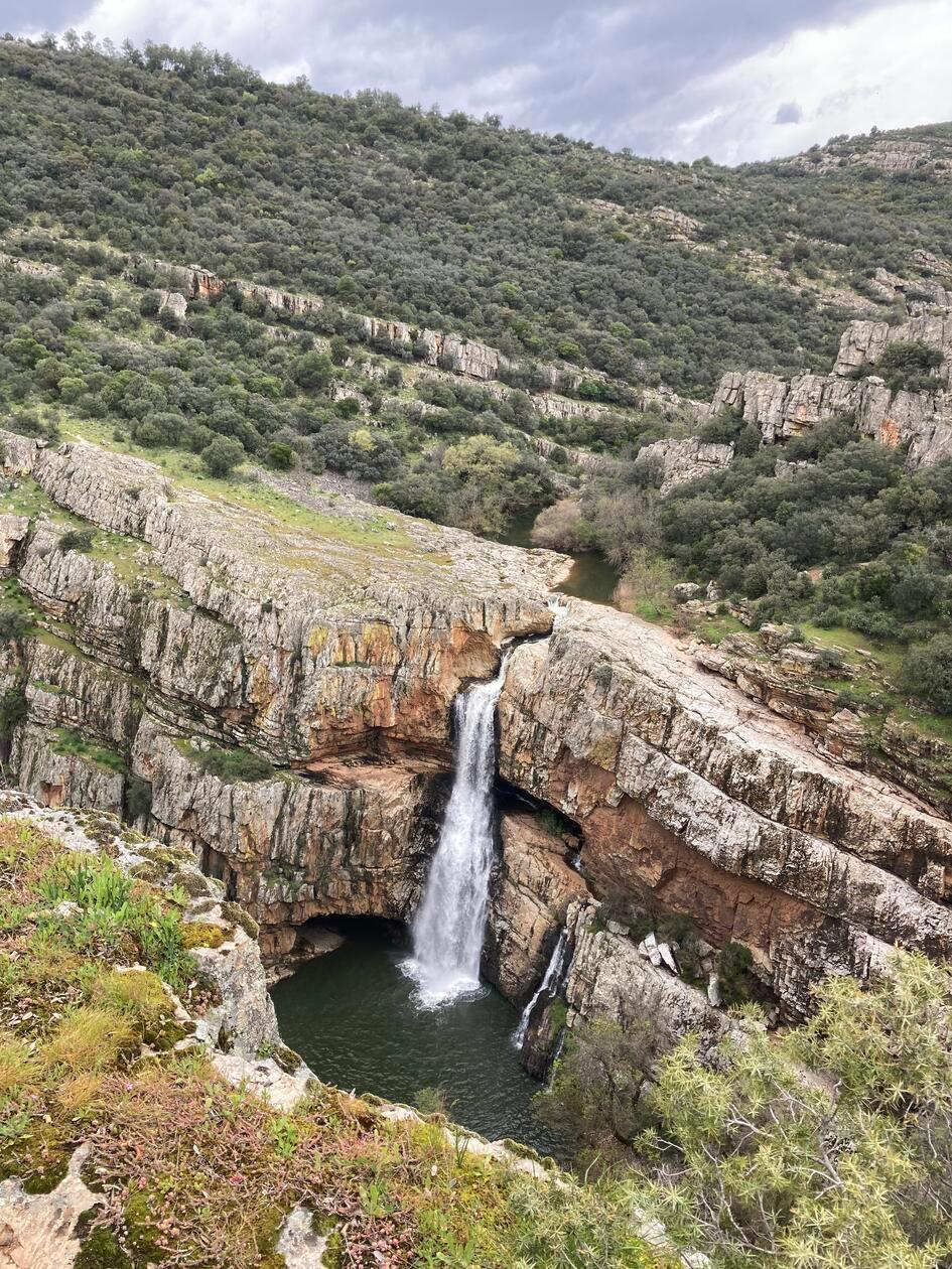 Der Wasserfall La Cimbarra liegt außerhalb von Aldeaquemada. In der gebirgigen Gegend wurden auch Höhlenmalereien gefunden, sie sind im Rahmen einer Führung zugänglich.