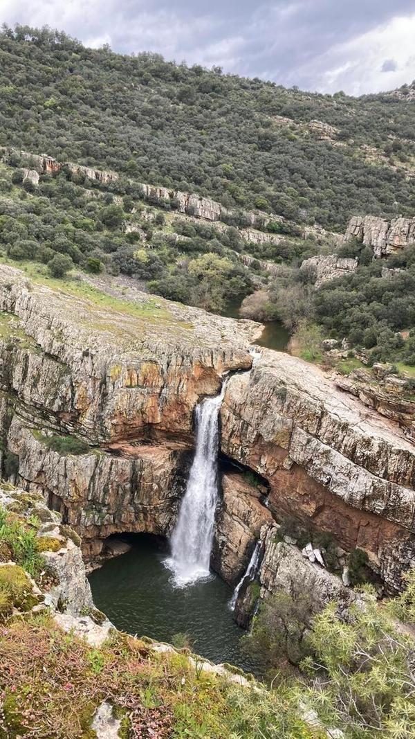 Der Wasserfall La Cimbarra liegt außerhalb von Aldeaquemada. In der gebirgigen Gegend wurden auch Höhlenmalereien gefunden, sie sind im Rahmen einer Führung zugänglich.