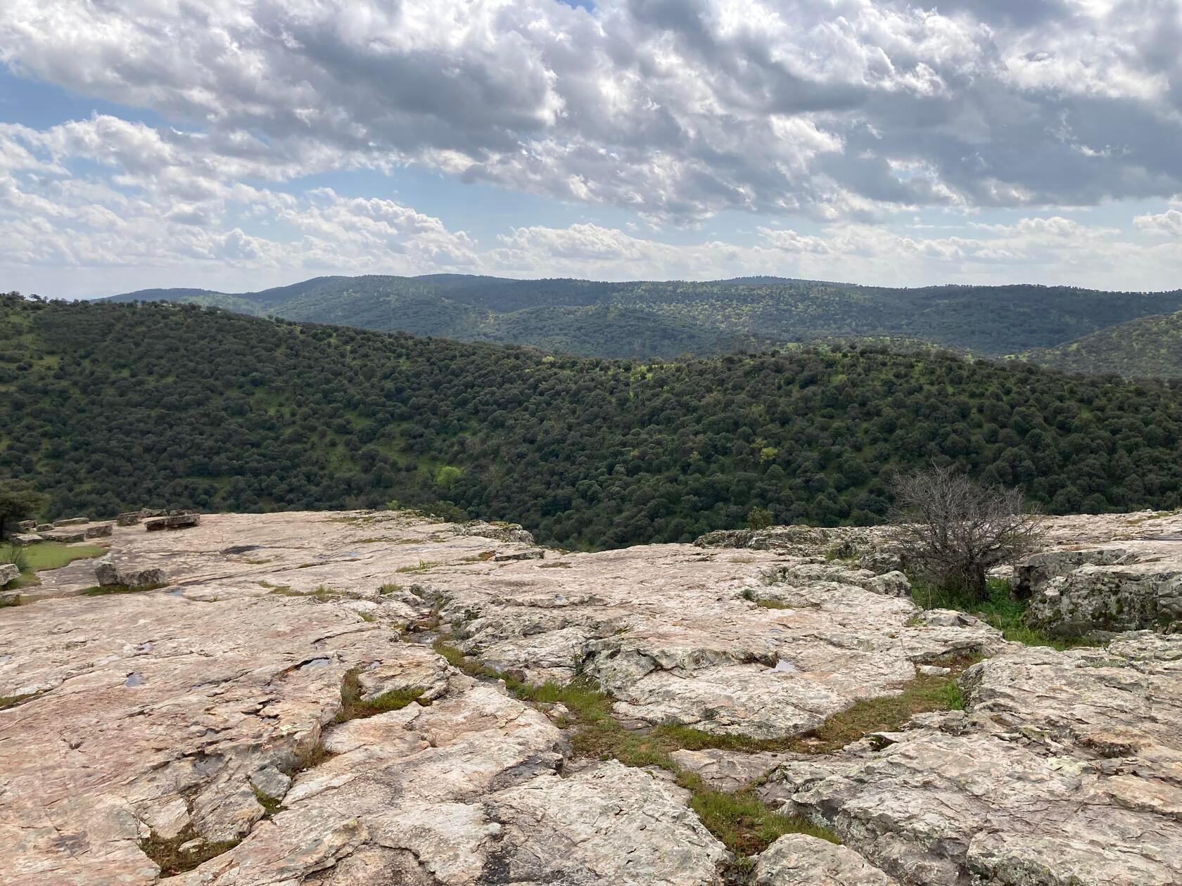 Aldeaquemada liegt im Naturpark Despeñaperros, hier bieten sich Wanderungen und Radtouren an. Wegen seiner dünnen Besiedlung lassen sich hier die Sterne gut beobachten.