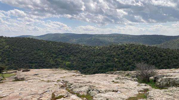 Aldeaquemada liegt im Naturpark Despeñaperros, hier bieten sich Wanderungen und Radtouren an. Wegen seiner dünnen Besiedlung lassen sich hier die Sterne gut beobachten.