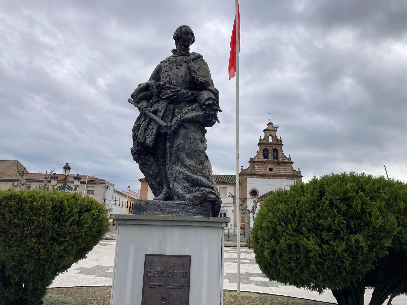 Der spanische König Karl III. hat die Neuen Siedlungen im Norden Andalusiens gegründet, um mehr Menschen ins Innere Spaniens zu holen. Viele Straßen sind nach ihm benannt, auf dem Hauptplatz von Santa Elena steht eine Statue des Monarchen.