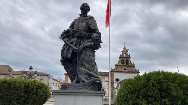 Der spanische König Karl III. hat die Neuen Siedlungen im Norden Andalusiens gegründet, um mehr Menschen ins Innere Spaniens zu holen. Viele Straßen sind nach ihm benannt, auf dem Hauptplatz von Santa Elena steht eine Statue des Monarchen.