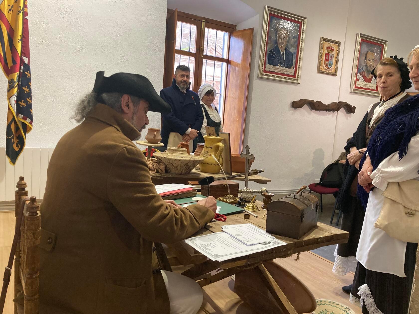 Eine Brauchtumsgruppe in Carboneros will das Erbe der Neuen Siedlungen lebendig halten. Hier wird die Registrierung der Siedler aus Deutschland nachgestellt.