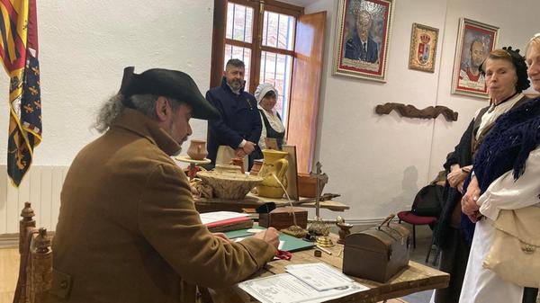 Eine Brauchtumsgruppe in Carboneros will das Erbe der Neuen Siedlungen lebendig halten. Hier wird die Registrierung der Siedler aus Deutschland nachgestellt.