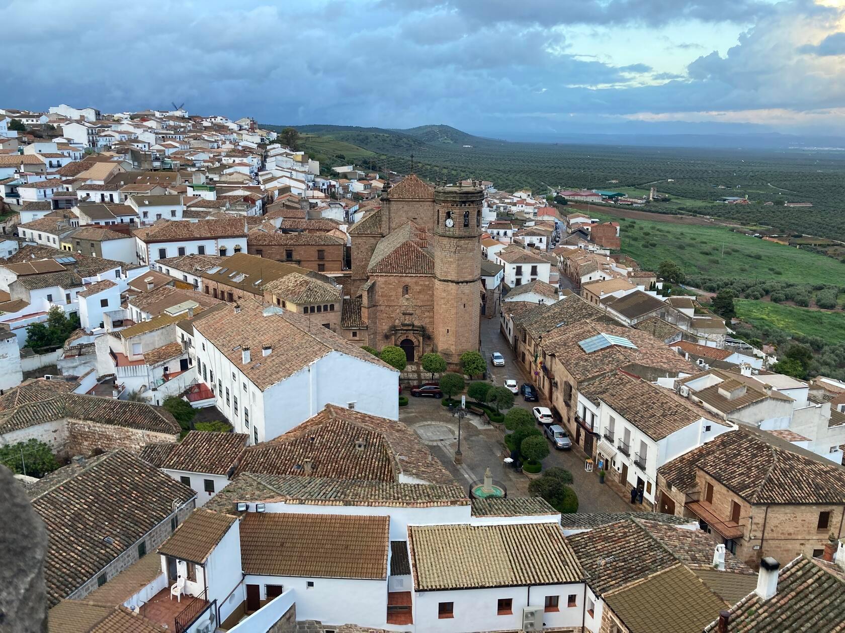 Der Stadtkern von Baños de la Encina hat sich kaum ins Tal ausgebreitet.