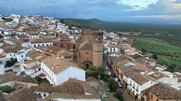 Der Stadtkern von Baños de la Encina hat sich kaum ins Tal ausgebreitet.