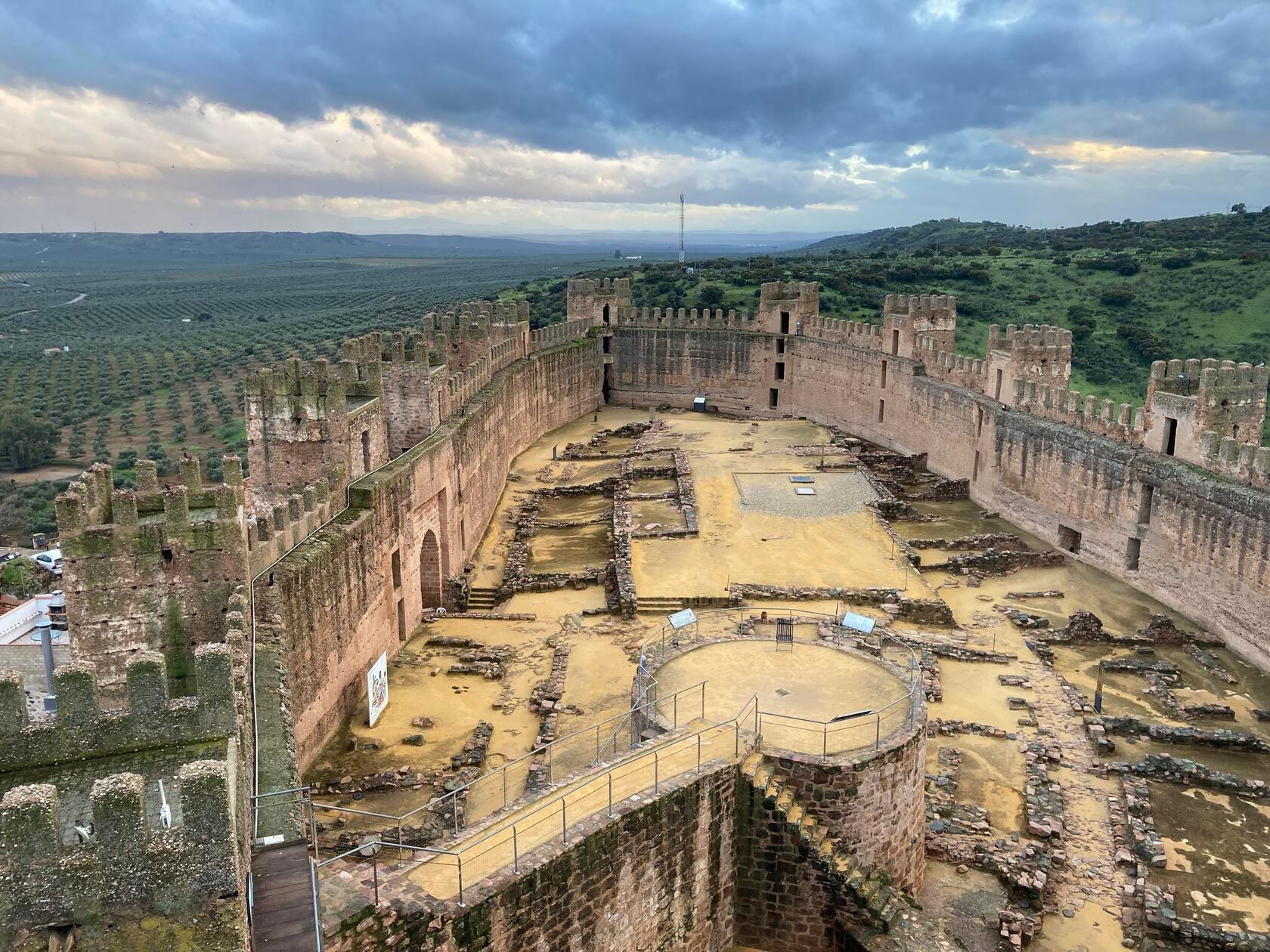 Die Festung von Baños de la Encina wurde im 10. Jahrhundert von den Mauren erbaut. Sie ist eine der ältesten teilweise erhaltenen Burganlagen Europas.