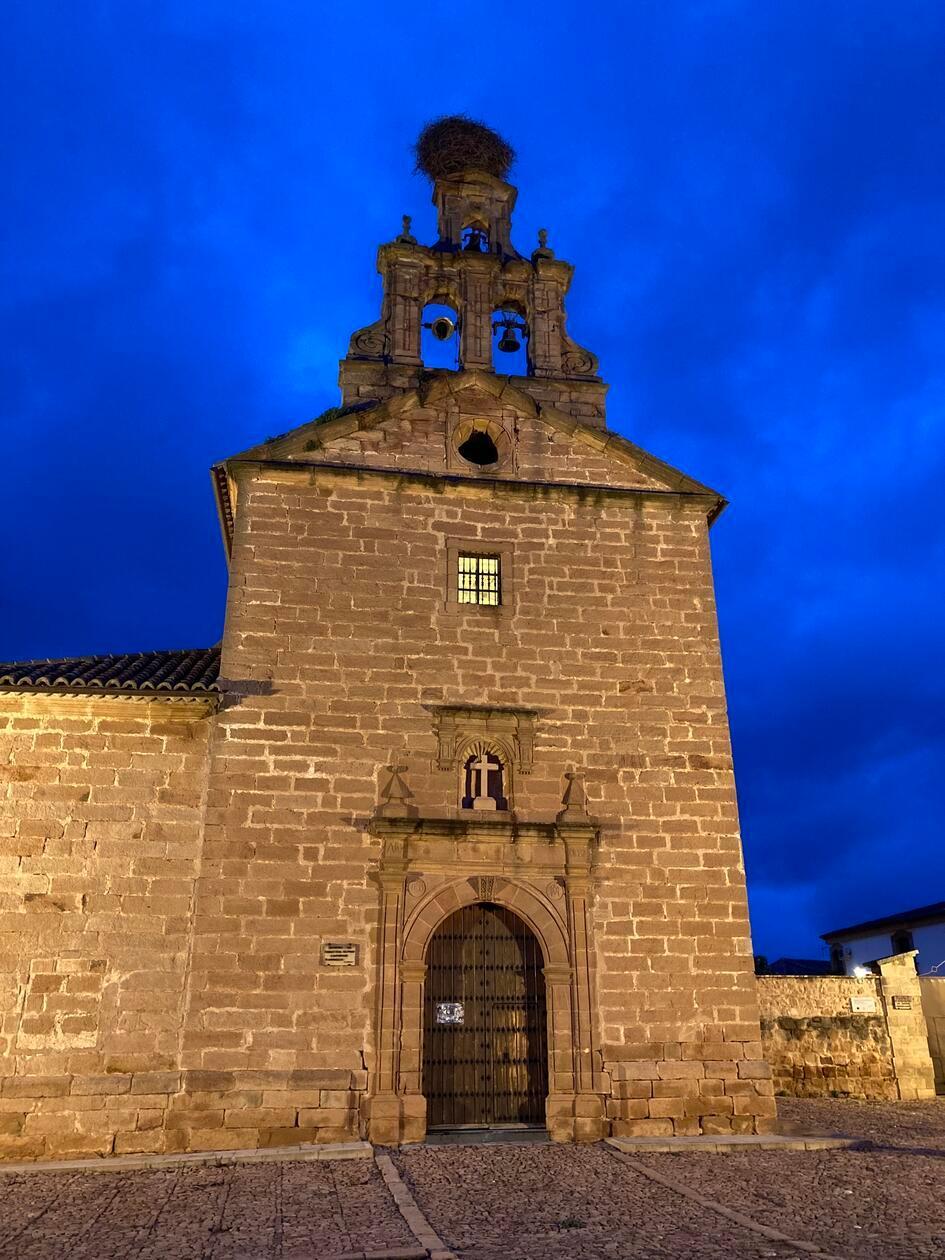 Auf dem Dach der Kirche Ermita de Jesús del Llano in Baños de la Encina brüten Störche.