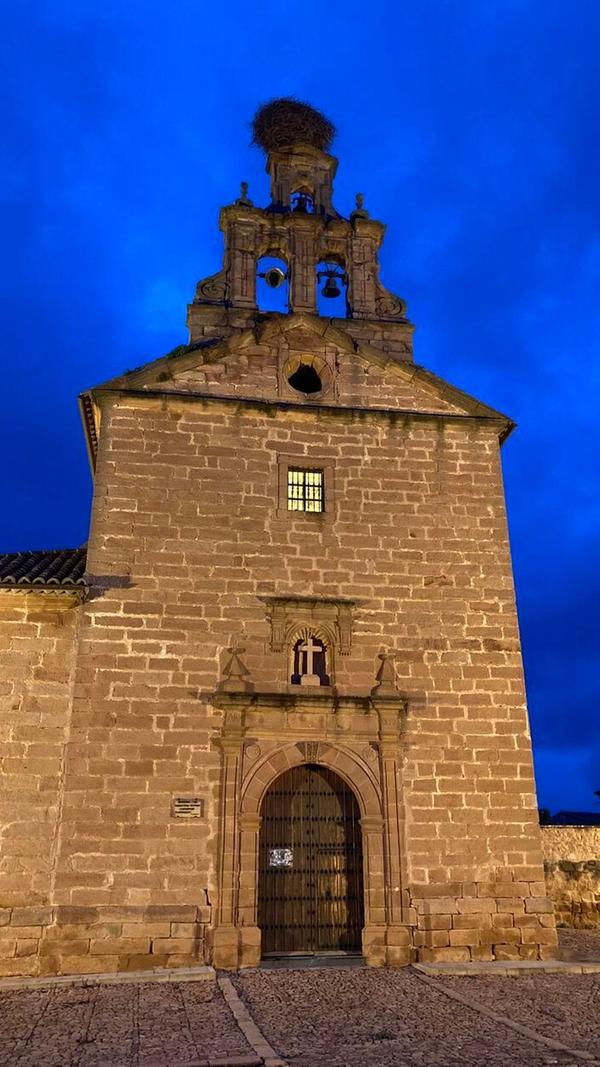 Auf dem Dach der Kirche Ermita de Jesús del Llano in Baños de la Encina brüten Störche.