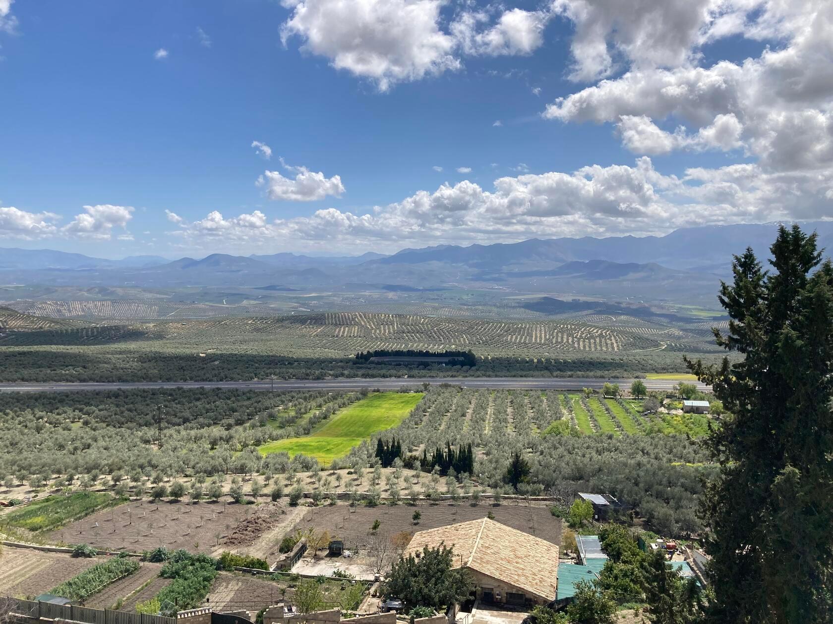 Auf den Gipfeln südlich von Baeza liegt Anfang April noch Schnee.