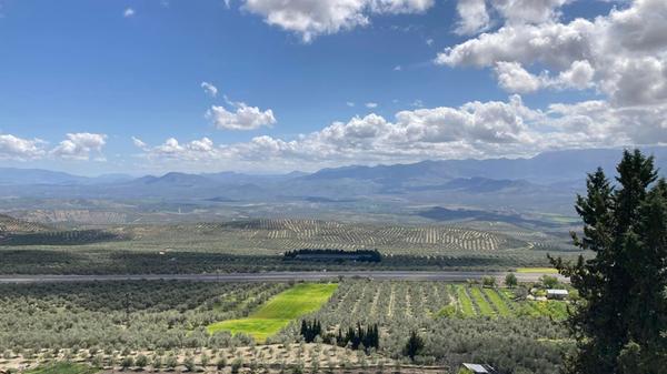 Auf den Gipfeln südlich von Baeza liegt Anfang April noch Schnee.