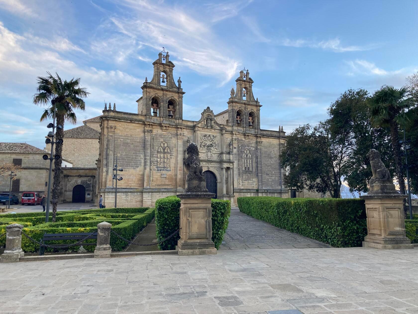 Genauso wie Baeza gehört das nahegelegene Úbeda seit 2003 zum Unesco-Weltkulturerbe. Der Ort zeichnet sich durch viele Kirchengebäude wie die Basílica de Santa María de los Reales Alcázares aus.