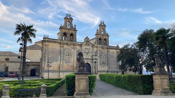 Genauso wie Baeza gehört das nahegelegene Úbeda seit 2003 zum Unesco-Weltkulturerbe. Der Ort zeichnet sich durch viele Kirchengebäude wie die Basílica de Santa María de los Reales Alcázares aus.