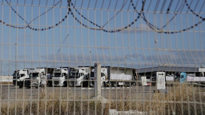Am Montag war erstmals seit fast drei Monaten wieder humanitäre Hilfe in das umkämpfte Gebiet gekommen – israelischen Angaben zufolge waren es aber zunächst nur fünf Lastwagen. Am Montag war erstmals seit fast drei Monaten wieder humanitäre Hilfe in das umkämpfte Gebiet gekommen – israelischen Angaben zufolge waren es aber zunächst nur fünf Lastwagen.