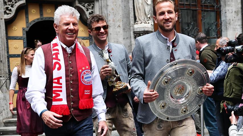 Am Sonntag zur Meisterfeier des FC Bayern München: Harry Kane trägt die Meisterschale und OB Reiter seinen Fanschal - er ist seit Jahrzehnten Fan des FCB. Am Sonntag zur Meisterfeier des FC Bayern München: Harry Kane trägt die Meisterschale und OB Reiter seinen Fanschal - er ist seit Jahrzehnten Fan des FCB.