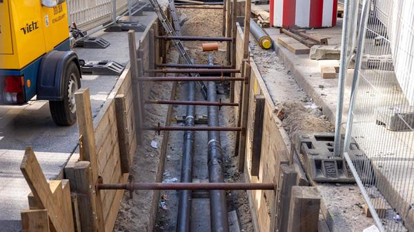 Verlegte Rohre in einer offenen Tiefbaustelle. ***