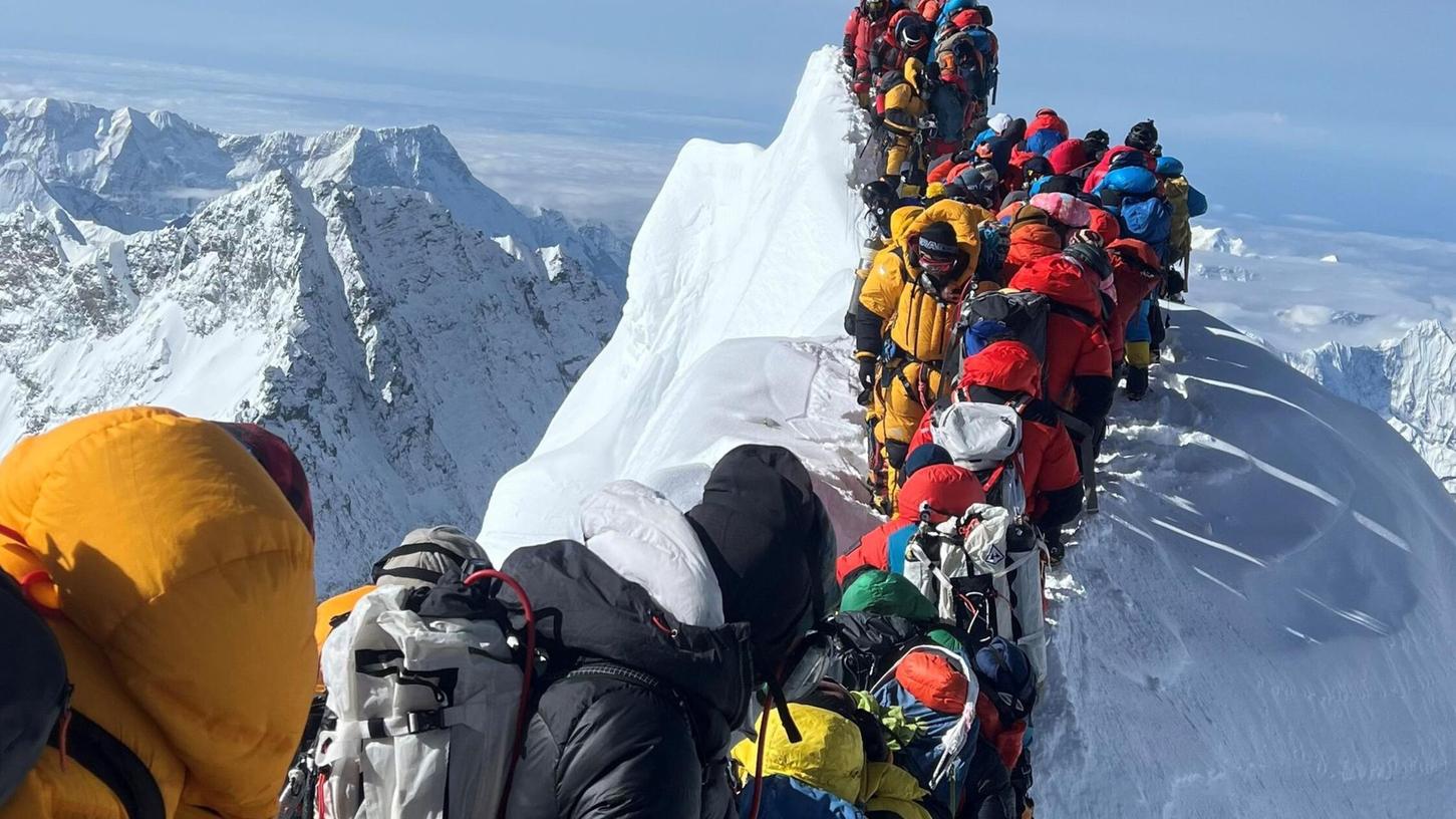 Bergsteiger und Bergführer stehen zwischen dem Südgipfel und der Hillary-Stufe des Mount Everest. (Foto Archiv) Bergsteiger und Bergführer stehen zwischen dem Südgipfel und der Hillary-Stufe des Mount Everest. (Foto Archiv)