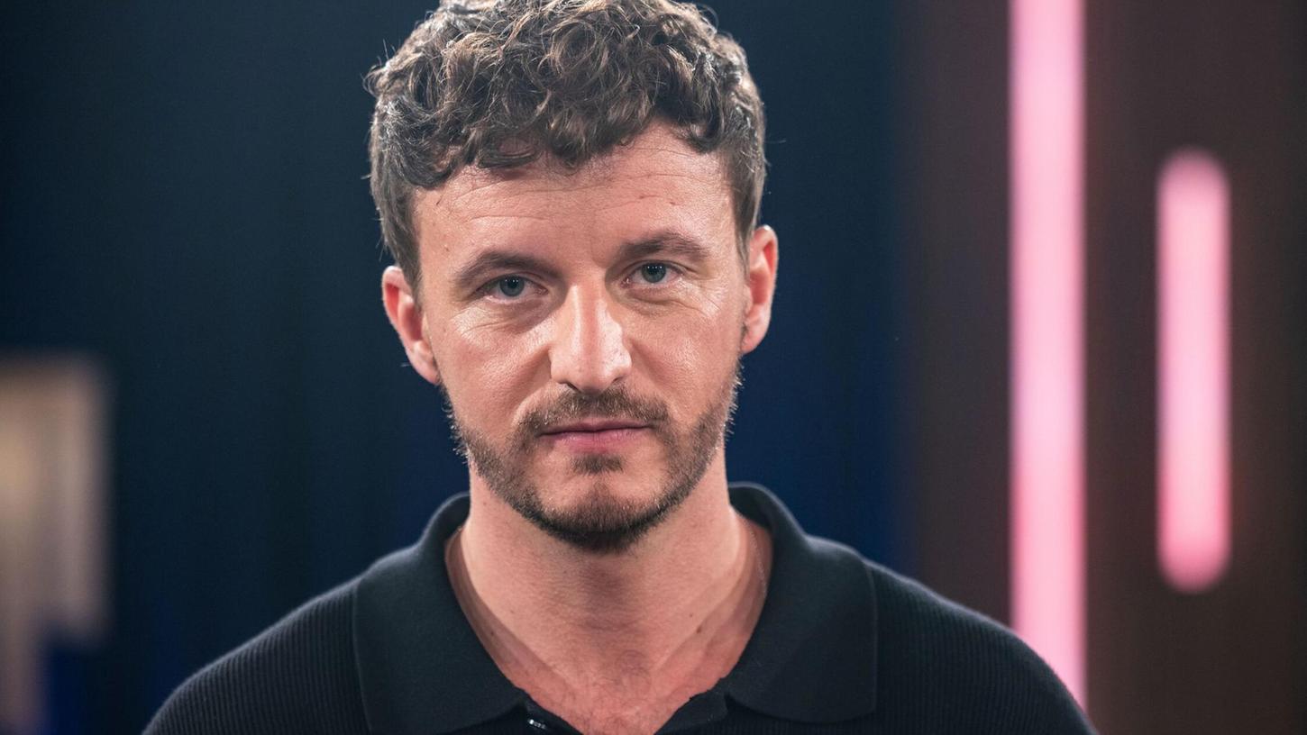 Der Podcaster und Moderator Tommi Schmitt steht bei der Sendung „Kölner Treff“ im Studio des WDR. Der Podcaster und Moderator Tommi Schmitt steht bei der Sendung „Kölner Treff“ im Studio des WDR.