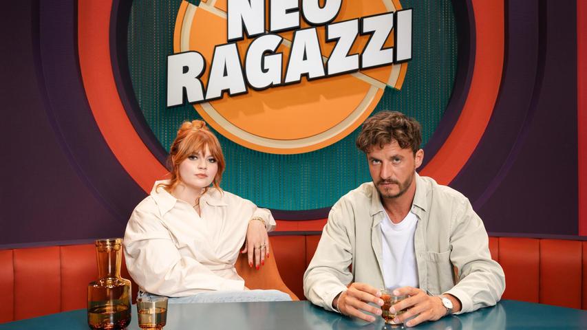 Auf diesem vom ZDF zur Verfügung gestellten Bild sitzen Sophie Passmann und Tommi Schmitt in ihrer ZDFneo-Sendung "Neo Ragazzi". Das ZDF gab auf Anfrage die Einstellung des Formats bekannt. Auf diesem vom ZDF zur Verfügung gestellten Bild sitzen Sophie Passmann und Tommi Schmitt in ihrer ZDFneo-Sendung "Neo Ragazzi". Das ZDF gab auf Anfrage die Einstellung des Formats bekannt.